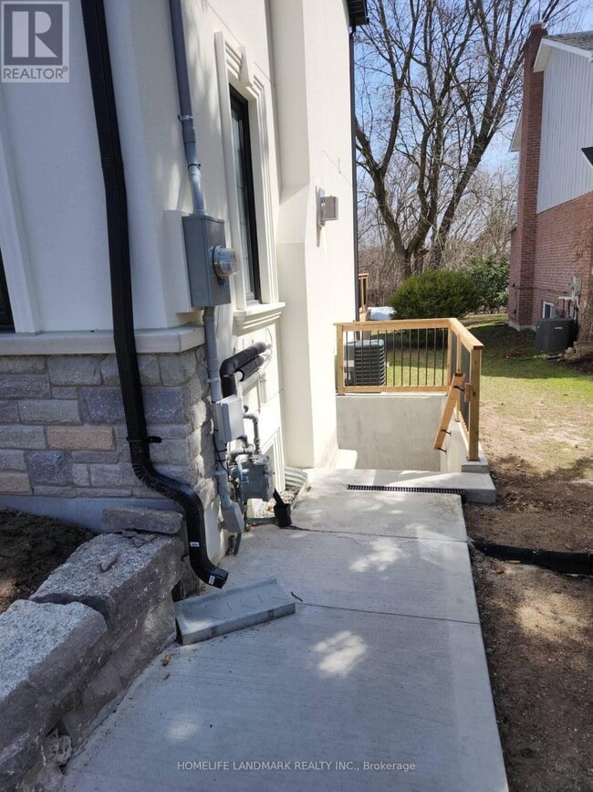 Building Photo - 452 D'Arcy St