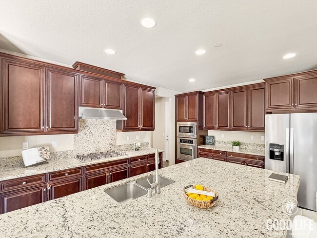 Building Photo - Stunning Home with Modern Comforts Spaciou...