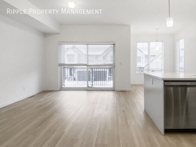 Photo du bâtiment - INCREDIBLE 3 BEDS, 2.5 BATHS TOWNHOUSE | PETS ALLOWED
