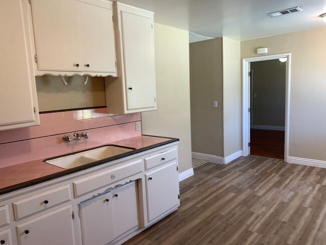 Foto del edificio - Super Cute 3 Bedroom Home For Rent in Oildale - $1695 Rent Available mid June