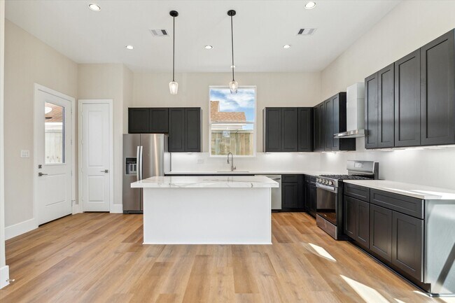 Building Photo - 5617 Leonard St