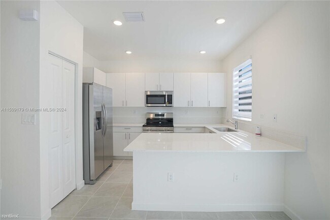 Building Photo - 3 br, 2.5 bath Townhome - 16278 SW 291st St