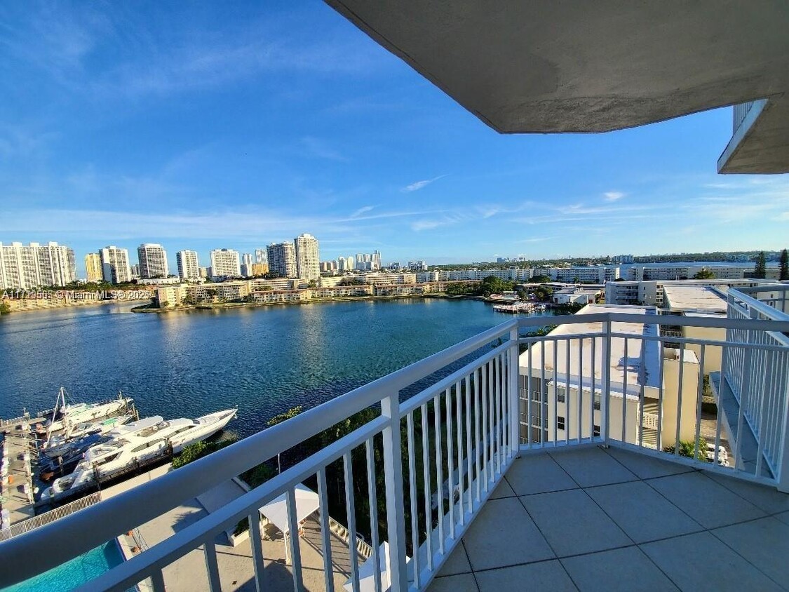 Foto principal - 18041 Biscayne Blvd