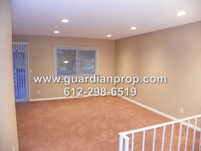 Foto del edificio - Woodbury Side by Side Available October 1, Family Room, Large Deck, Attached Garage