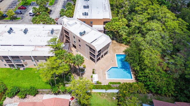 Foto del edificio - 8777 Shadow Wood Blvd
