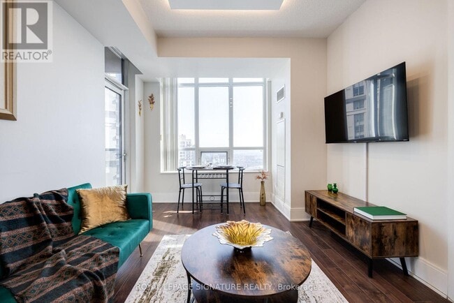 Photo du bâtiment - 330 Burnhamthorpe Rd W