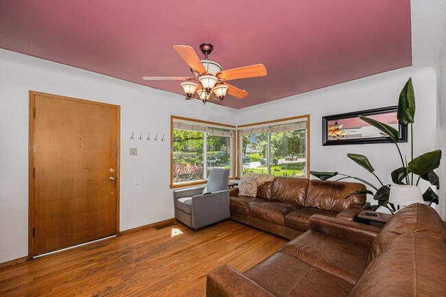 Foto del edificio - FURNISHED, Spacious 3 bedroom home in the heart of University!