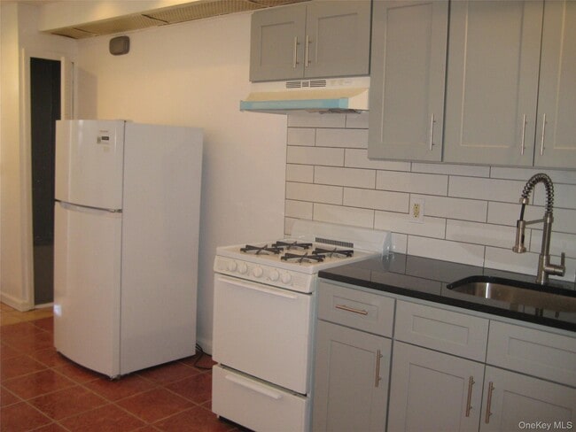 Foto del edificio - 46-30 Bell Blvd