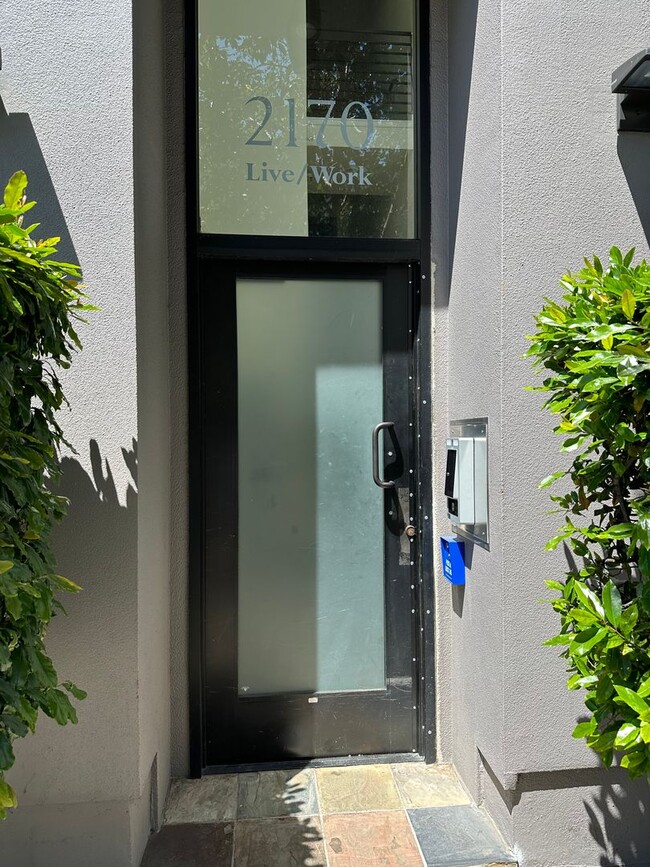 Foto del edificio - SPACIOUS 1-Bedroom 1.5 bath Live/Work loft...