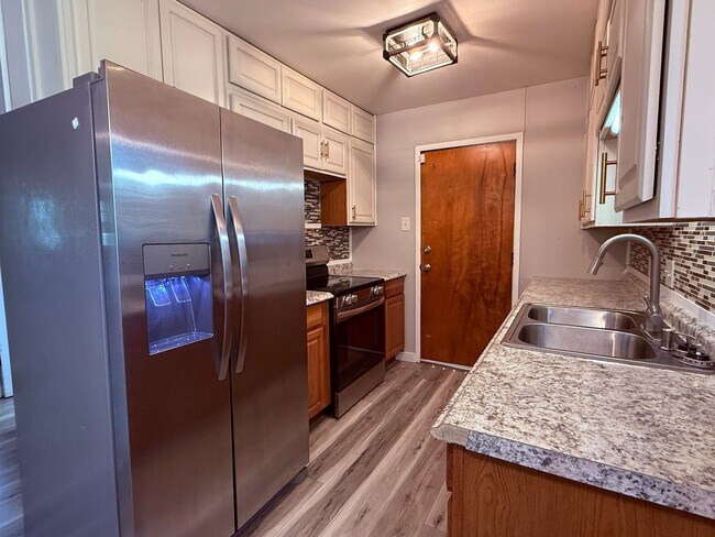 Foto del edificio - 3 bedroom 1 bath with fenced yard