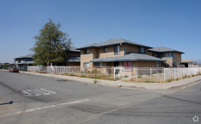 Building Photo - 565-575 Sioux Dr
