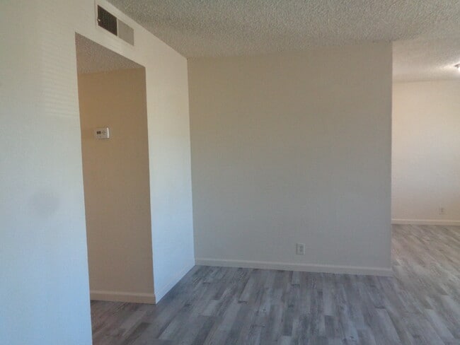 Building Photo - 958 S Barrett Rd