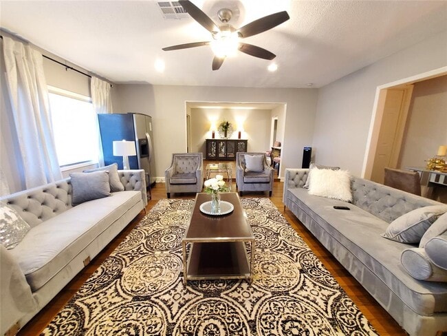 Foto del edificio - 8815 Bellaire Blvd