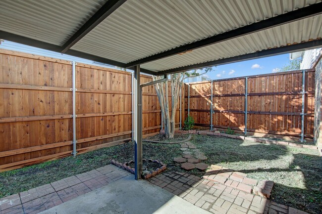 Building Photo - Quick and Convenient in Carrollton