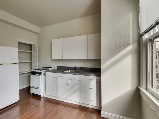 Building Photo - 135 8th St