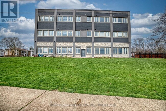 Building Photo - 2 Lewis St