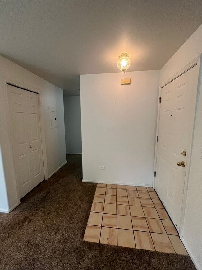 Building Photo - 2-Bedroom 1-Bathroom Apartment in 3 unit building