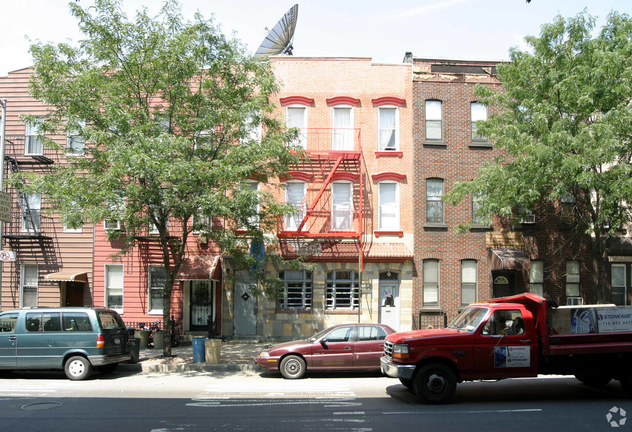Primary Photo - 579 Meeker Ave