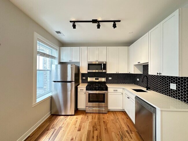 Foto del edificio - 643 W Wrightwood Ave