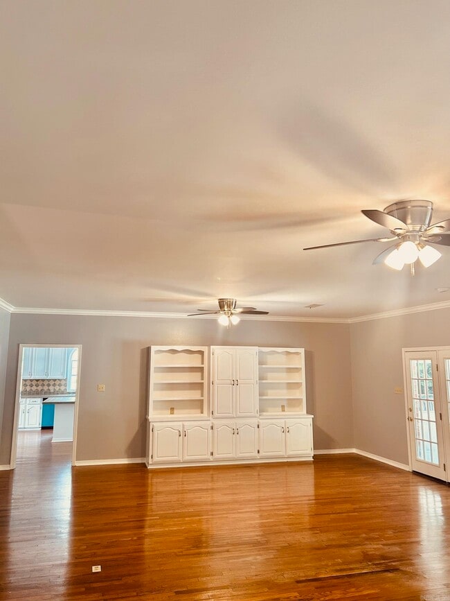 Building Photo - 5506 Oakwood Dr