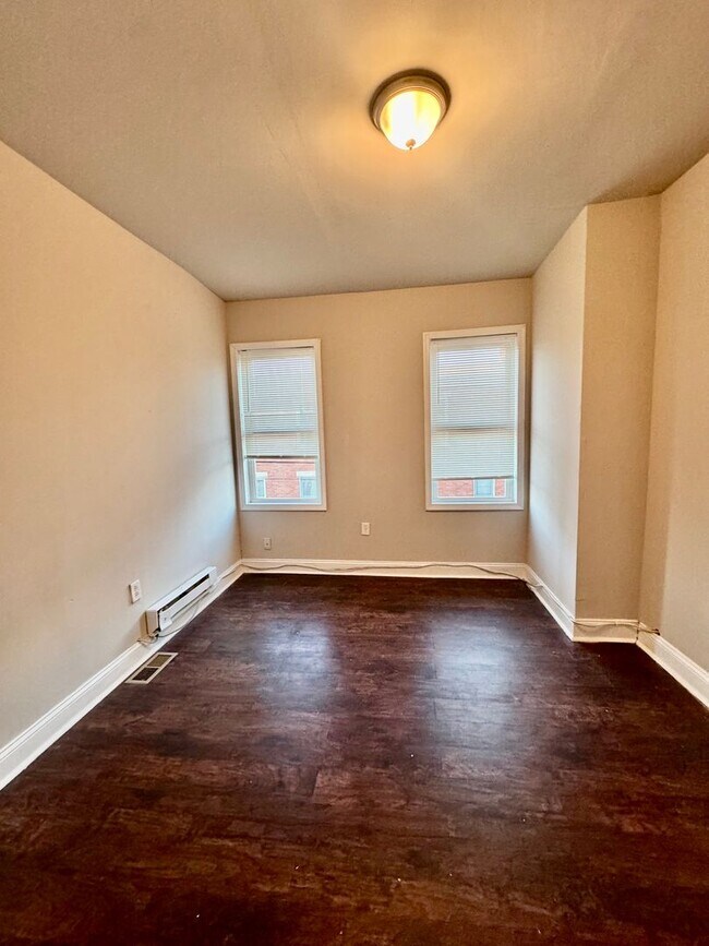 Building Photo - 3 Bedroom Home Available Now