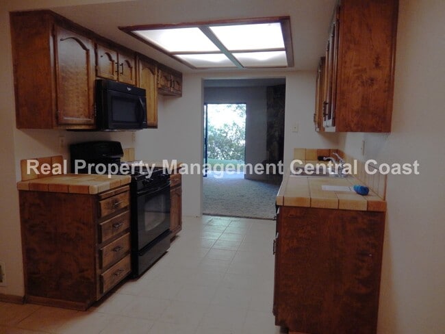 Building Photo - AVAILABLE APRIL  -  Spacious 2 Bed / 2.5 B...
