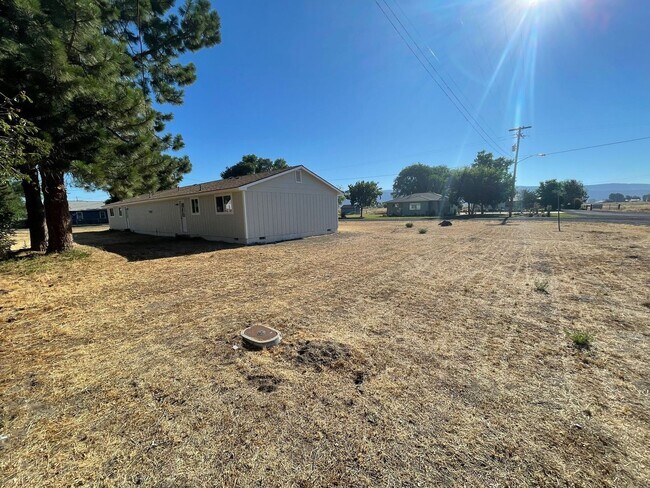 Building Photo - 2606 N 7th   (Located in Malin)