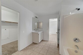 Building Photo - 2431 Lilac Cove St