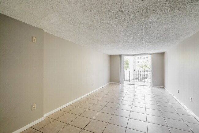 Foto del edificio - 9360 Fontainebleau Blvd