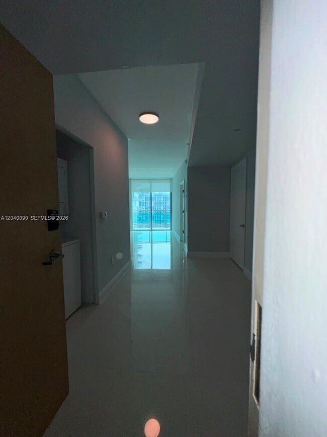 Foto del edificio - 350 S Miami Ave