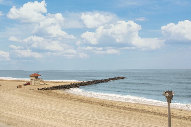 Building Photo - Beach Front Beauty: 1 bed 1 bath with Ocea...