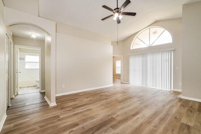 Building Photo - 578 Lancer Oak Dr