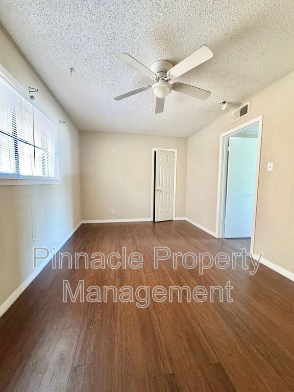Foto del edificio - 2409 W Avenue N