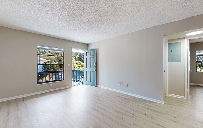 Building Photo - Updated 2 Bedroom / 1 Bathroom Apartment
