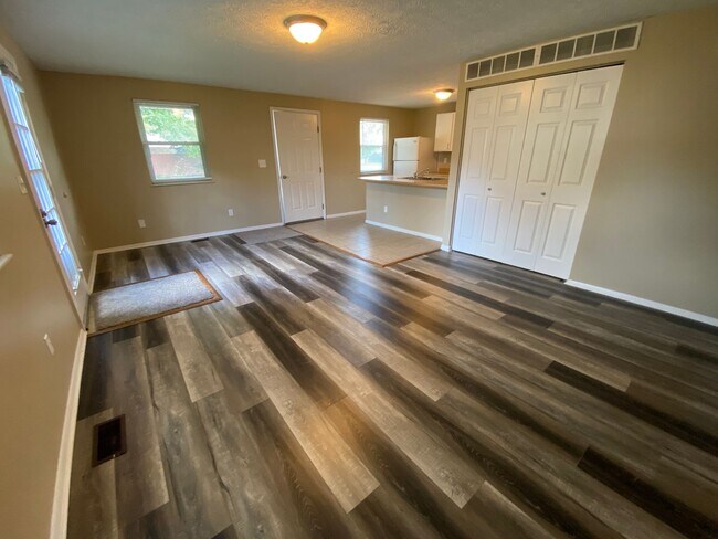 Building Photo - 2 Bed 1 Bath