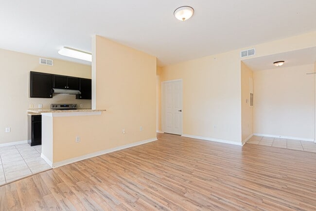 Building Photo - Ground-Level Comfort in North Naples – 2BR...