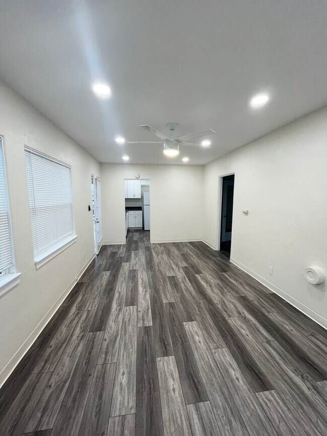 Foto del edificio - GREAT LOCATION IN SOUTH PARK! 1BD/1BA UPST...