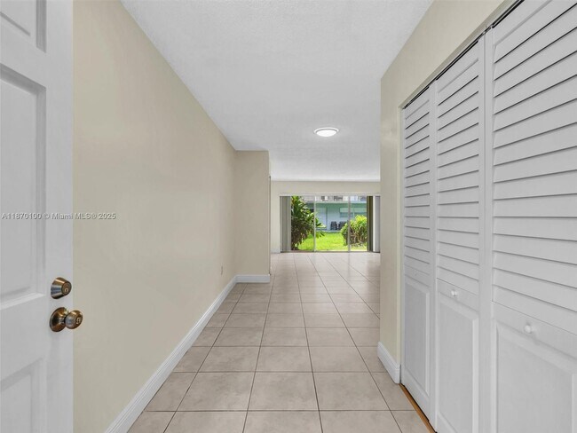 Foto del edificio - 9367 Fontainebleau Blvd