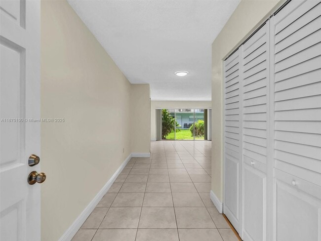 Building Photo - 9367 Fontainebleau Blvd