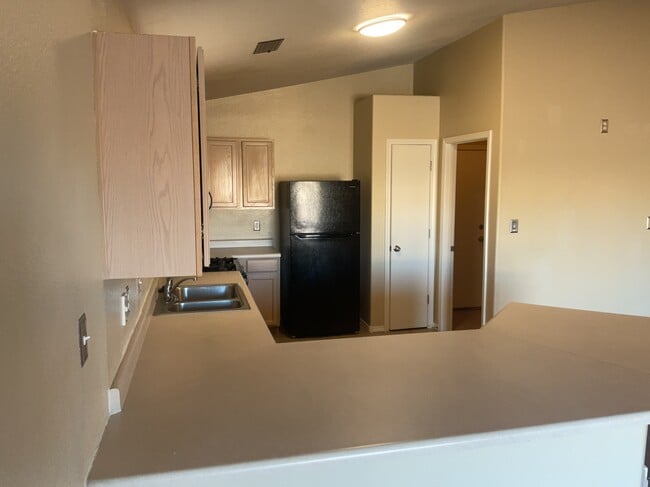 Building Photo - 625 Valley Meadows Dr NE