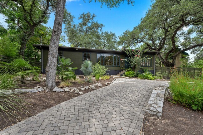 Foto del edificio - Remodeled Travis Heights Bungalow - 3 BR /...