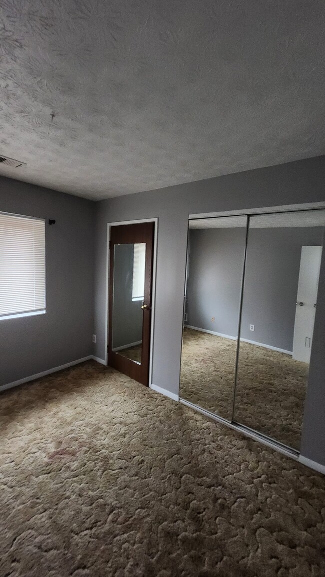 Building Photo - 2431 Mustang Dr