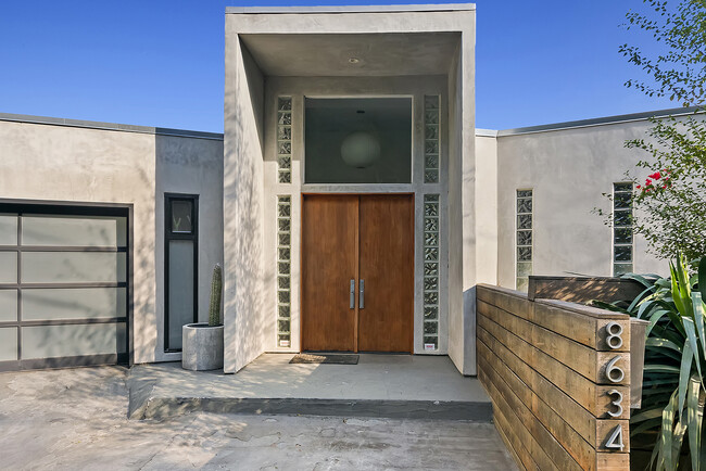 Building Photo - 8634 Franklin Ave