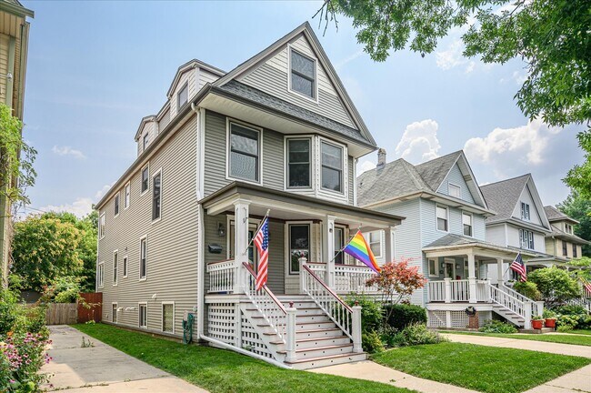 Building Photo - 3913 N Kenneth Ave