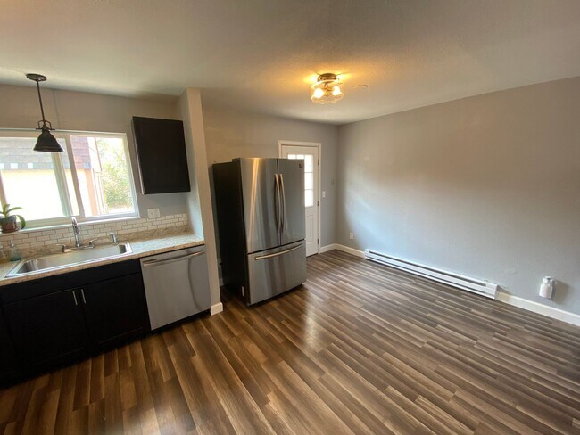 Building Photo - Nicely Updated 3 Bed 2 Bath Home in Founta...