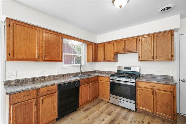 Building Photo - Updated 3-Bed/2-Bath Home with A Deck, Gar...