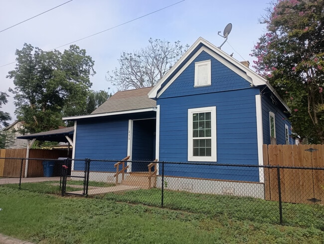 Building Photo - Room in House on N Polaris St