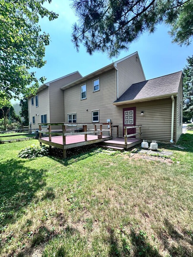 Building Photo - Charming 3 Bedroom Home in East Petersburg...