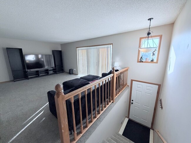 Foto del edificio - Spacious 2-Bedroom, 2.5 Bathroom, Tri-Level Townhome & Private Deck in Apple Valley!