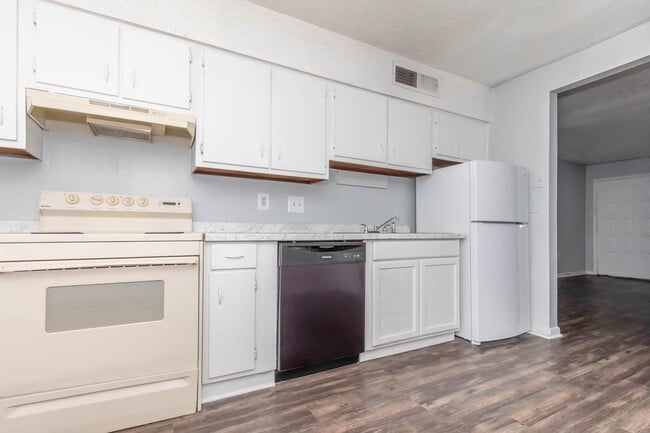 Building Photo - Marion Manor Apartments